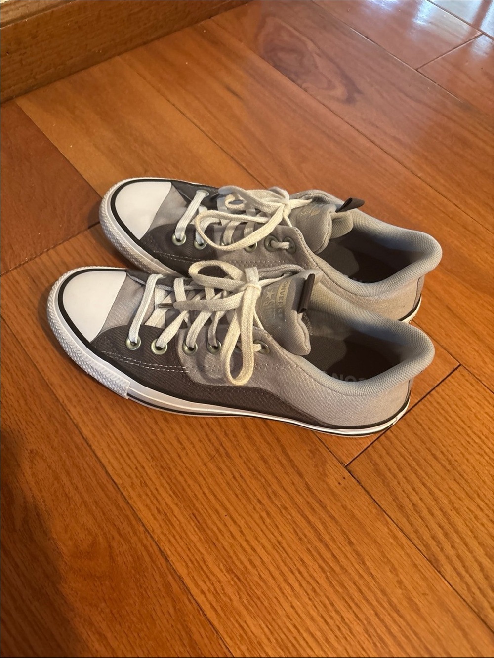 Woman’s Low Chuck Converse Sneakers